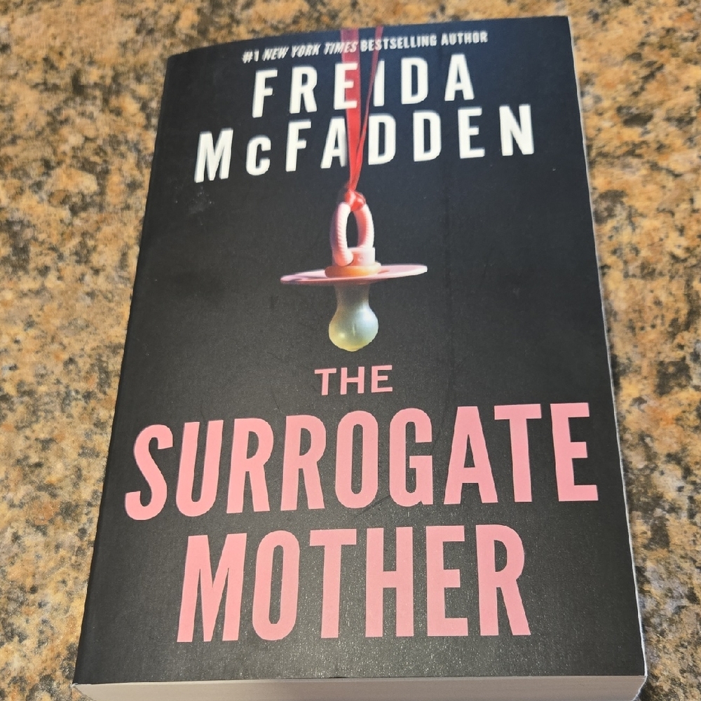 Freda McFadden The Surrogate Mother - Black & Pink Paperback Novel